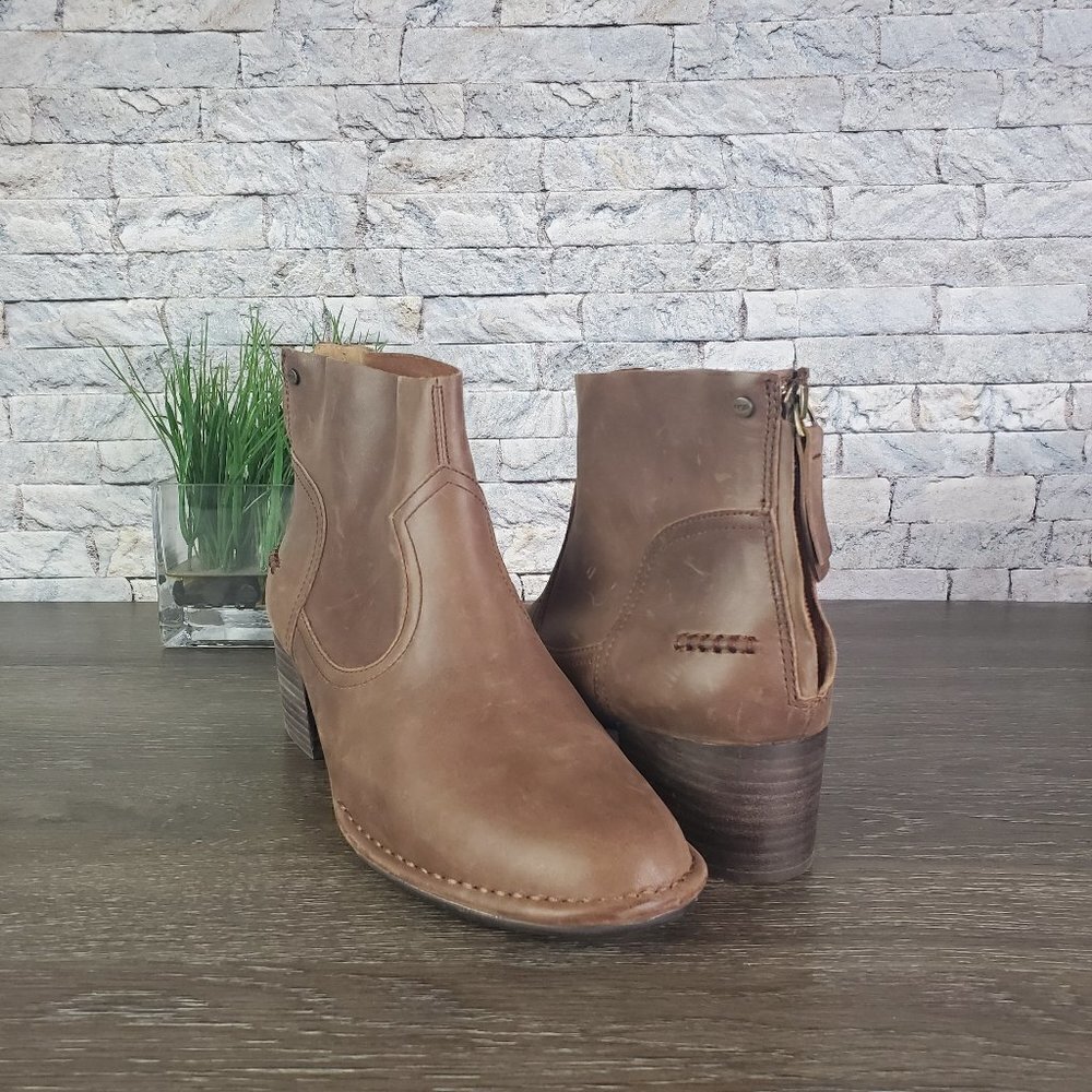 New UGG BANDARA LEATHER ANKLE BOOT